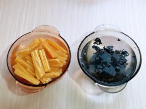 首先将木耳与腐竹冷水泡发。