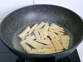 将腐竹焯水；锅中加入水烧开后，下腐竹，煮1分钟捞出淋干水分。