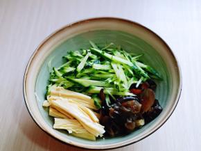 黄瓜洗干净切丝，腐竹，黑木耳放入大口器具中。