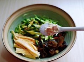 再按个人口味加入盐，鸡粉。