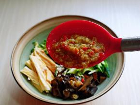 最后加入蒜蓉辣酱，拌均匀即可。