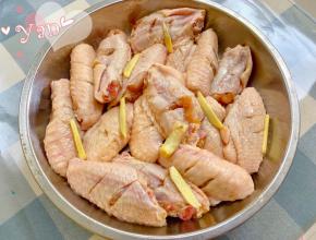 鸡翅洗净划几刀，加盐、料酒、生抽、姜腌制半天。