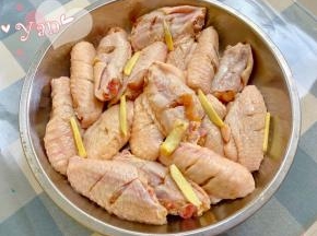 鸡翅洗净划几刀，加盐、料酒、生抽、姜腌制半天。