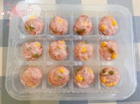 准备好玉米青豆猪肉丸。