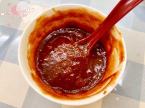 调酱汁：2勺海鲜酱+2勺黄豆酱+2勺番茄酱+2勺耗油+1勺老抽+1勺糖+1勺鸡粉+1勺淀粉，拌匀备用。