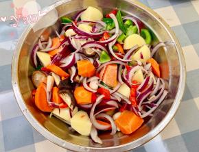 将所有配菜放盘里，加点油拌匀。喜欢吃辣的加点辣椒粉，考虑到孩子吃没放辣。