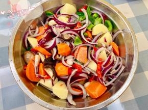 将所有配菜放盘里，加点油拌匀。喜欢吃辣的加点辣椒粉，考虑到孩子吃没放辣。