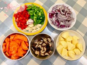 干冬菇提前泡软，切开。青椒、红椒、洋葱、土豆、胡萝卜切块，蒜头剥皮，红葱头切片。
