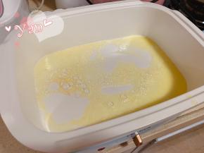 将电热锅调至中档，倒入适量黄油（没有就用花生油）烧热烤盘。