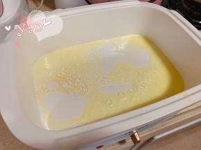 将电热锅调至中档，倒入适量黄油（没有就用花生油）烧热烤盘。