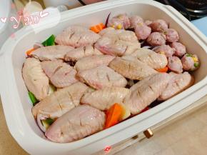 放入鸡翅、肉丸子，盖锅盖，调至高档，焖煮15分钟。