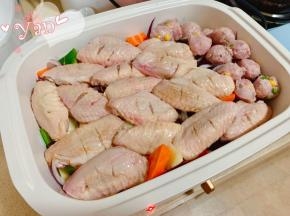 放入鸡翅、肉丸子，盖锅盖，调至高档，焖煮15分钟。