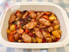 然后加入酱汁继续焖煮10分钟，熄火后撒点胡椒粉拌匀，最后撒上香菜即可。