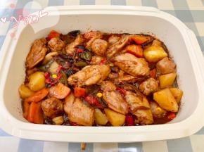 然后加入酱汁继续焖煮10分钟，熄火后撒点胡椒粉拌匀，最后撒上香菜即可。