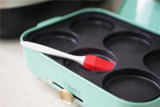 将六孔盘刷上一层薄油，然后小火预热。