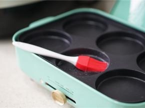 将六孔盘刷上一层薄油，然后小火预热。