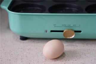 打二个鸡蛋在模里面。