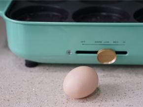 打二个鸡蛋在模里面。