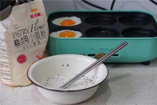 然后将糕点用小麦粉配上细盐及熟芝麻再少许清水，配成糊状。然后同样加至在二个模具里面。