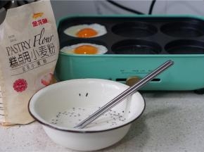 然后将糕点用小麦粉配上细盐及熟芝麻再少许清水，配成糊状。然后同样加至在二个模具里面。