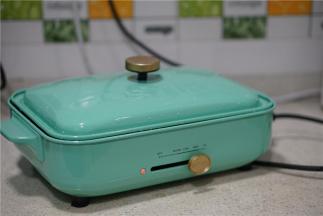 然后上盖，再转大火煎半分钟，断电焖一下就可以。