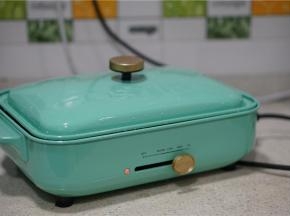 然后上盖，再转大火煎半分钟，断电焖一下就可以。