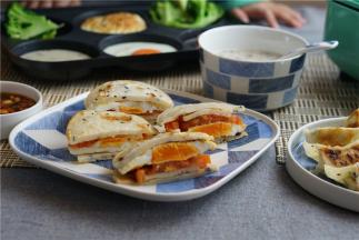 然后将食材相互叠夹起来就是一款快手早餐营养饼。