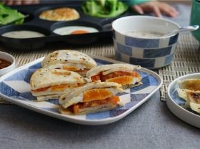 然后将食材相互叠夹起来就是一款快手早餐营养饼。