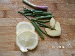 切好柠檬、姜葱。