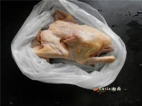 乳鸽放保鲜袋里。