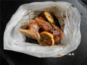 放入全部调料，腌制2小时以上，期间要翻转+按摩，给鸽子入味。