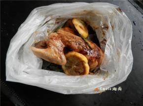 放入全部调料，腌制2小时以上，期间要翻转+按摩，给鸽子入味。