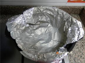 锡纸铺在架子上，周围贴近锅壁，将锡纸延到锅外来，这样才不会滴汁到锅里（顶部多出的部分包住锅的边沿）。