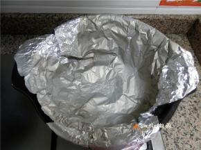 锡纸铺在架子上，周围贴近锅壁，将锡纸延到锅外来，这样才不会滴汁到锅里（顶部多出的部分包住锅的边沿）。