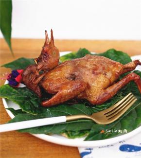 用砂锅烤乳鸽，烤得恰到好处，水分适中。