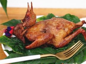 用砂锅烤乳鸽，烤得恰到好处，水分适中。