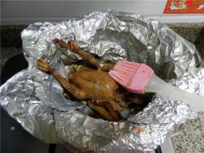 翻面刷上腌料和蜂蜜。