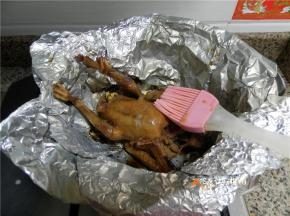 翻面刷上腌料和蜂蜜。