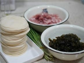 备好要用到的食材。地木耳要多次挑洗才干净。