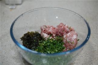 将猪肉末与胡葱末还有地木耳配在一起。