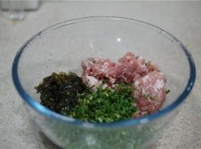 将猪肉末与胡葱末还有地木耳配在一起。