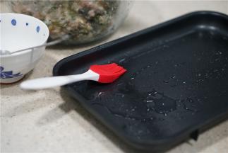 然后多用锅的煎盘里，刷一层薄油。