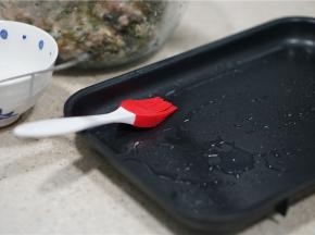 然后多用锅的煎盘里，刷一层薄油。