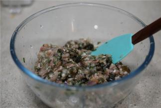 加入生抽料酒细盐及适量的玉米油，拌至食材挂味上劲就可以。