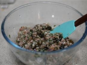 加入生抽料酒细盐及适量的玉米油，拌至食材挂味上劲就可以。