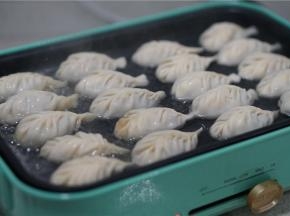 然后加入清水，注意水量，不可太多，微微饺子半身左右就可以。