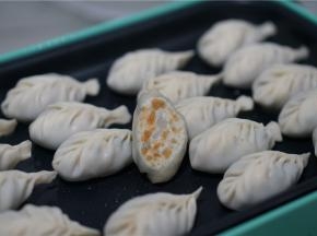 预热好锅，然后煎至饺子底面如图状态。不可以再老了哦。