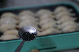 然后再加入少许的熟芝麻点缀提味一下。