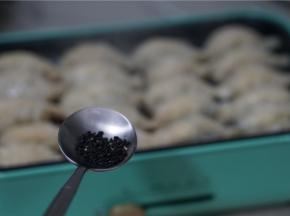 然后再加入少许的熟芝麻点缀提味一下。