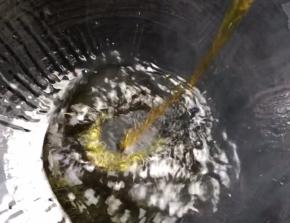 热锅烧油至冒烟